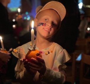 Neive smiling holding a christingle’