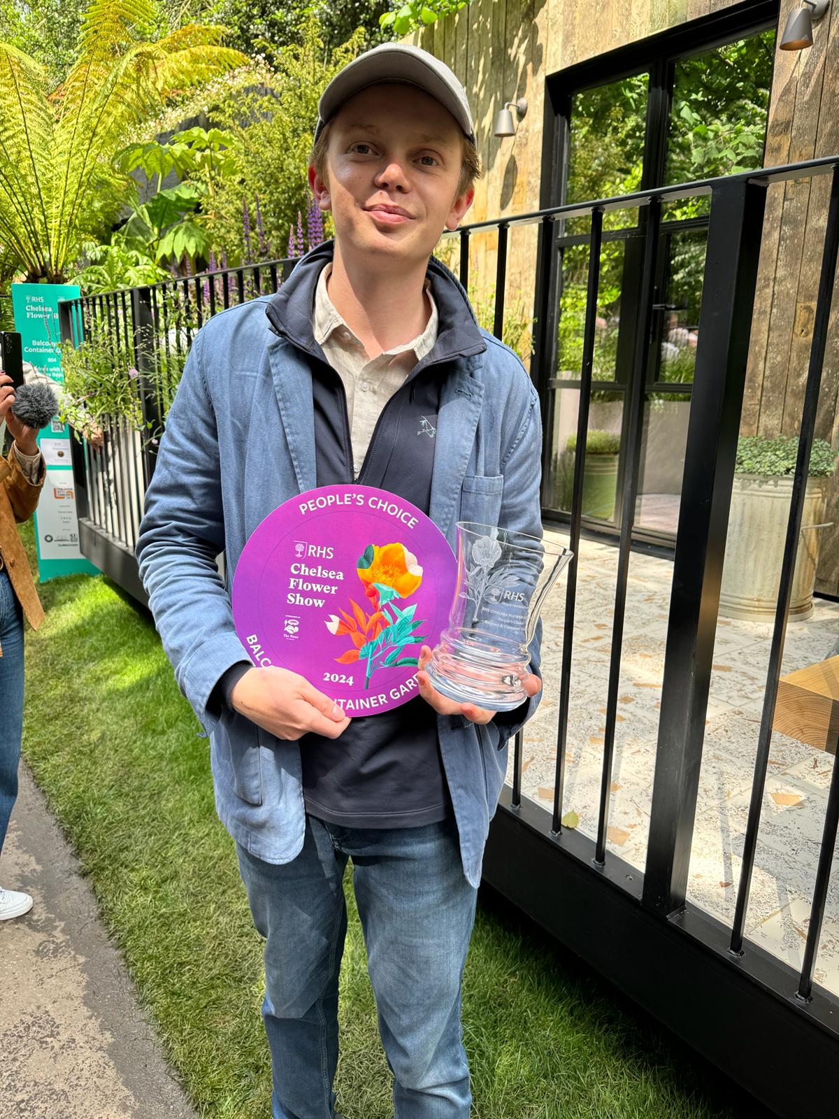 thomas clarke with the people choice award chelsea flower show 2024